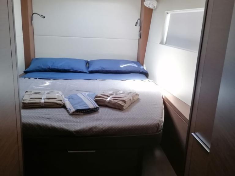 Hire Catamaran Lagoon with a boat licence