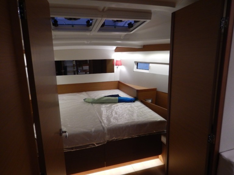 Charter a Jeanneau Sun Odyssey 440 in Palma de Mallorca on Samboat