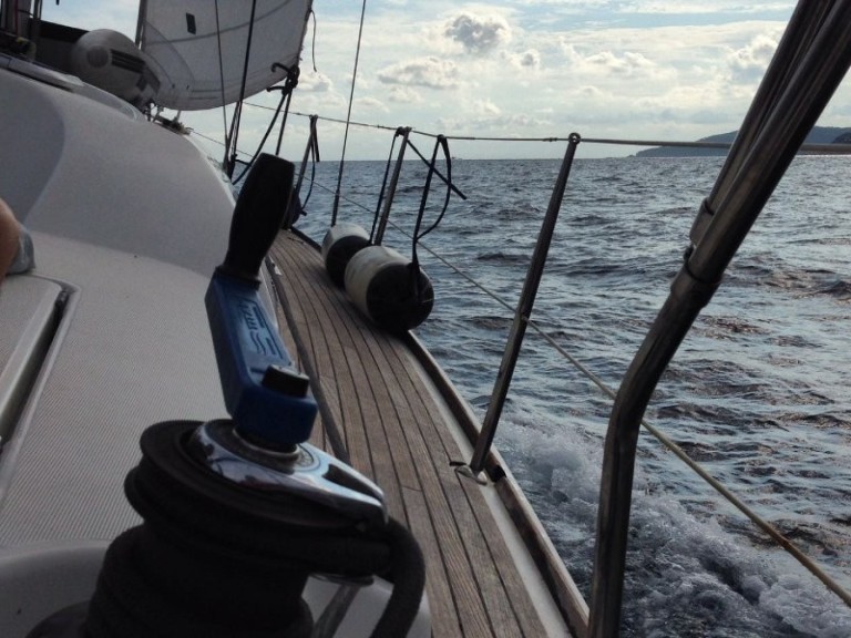 Hire Sailboat Jeanneau with a boat licence