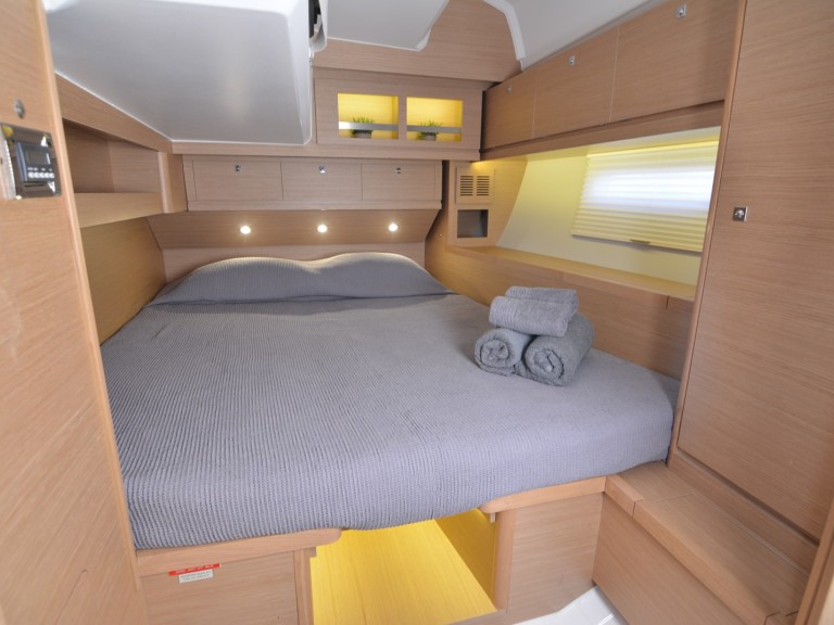 Charter a Dufour Dufour 520 Grand Large in Alimos on Samboat