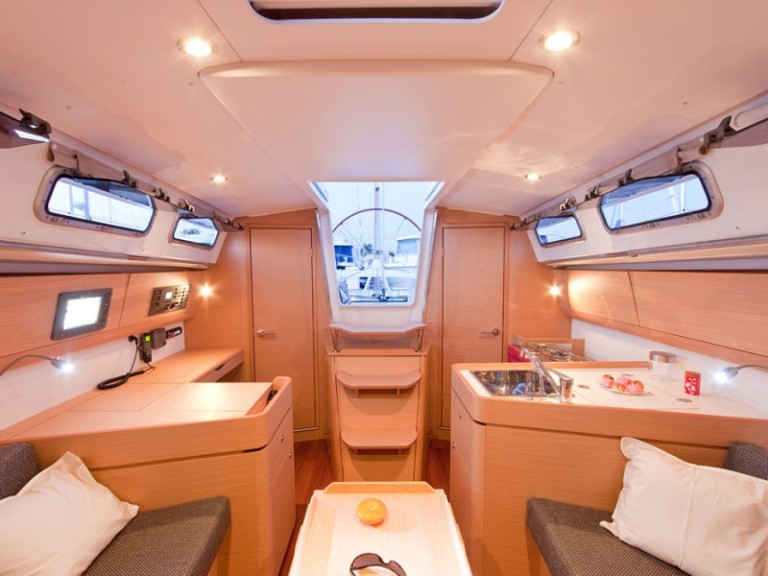 Sailboat hire in Jezera - Bénéteau First 35