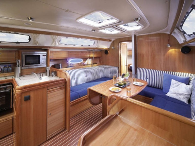 Charter a Bavaria Bavaria 38 Cruiser in Lemmer on Samboat