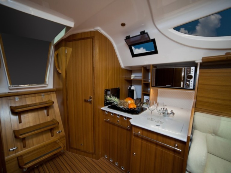 Charter a Northman Maxus 33.1 RS Prestige + in Wilkasy on Samboat