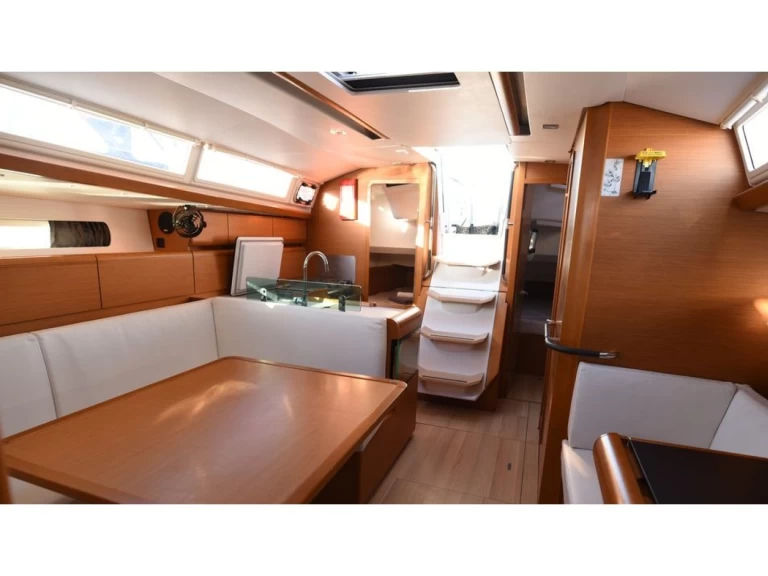Sailboat to hire Loutráki at the best price