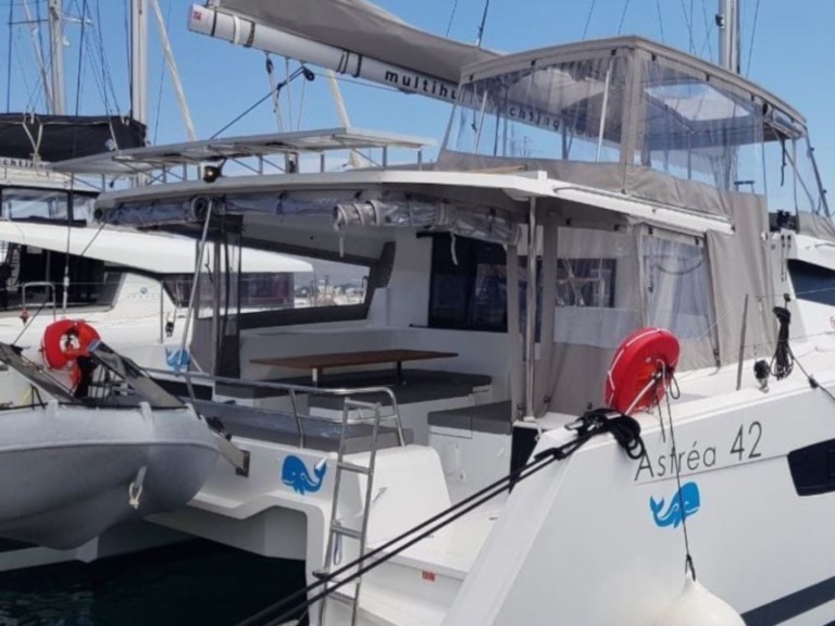 Catamaran hire in Lávrio - Fountaine Pajot Astrea 42