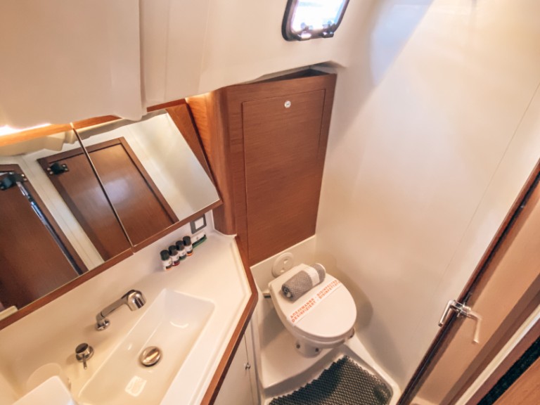 Bénéteau Oceanis 46.1 charter bareboat or skippered in  Alimos