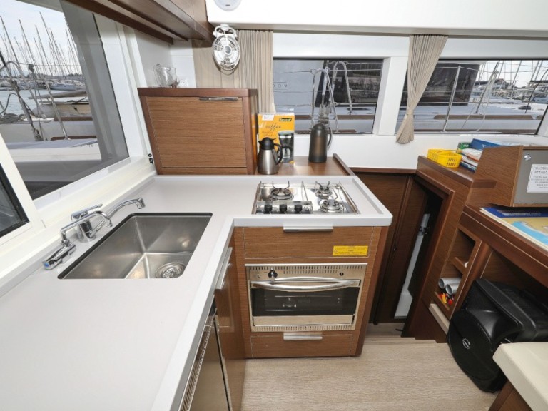 Hire Catamaran Lagoon with a boat licence