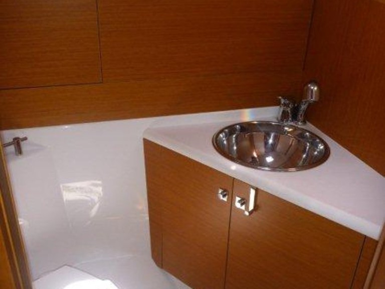 Hire Sailboat Jeanneau with a boat licence