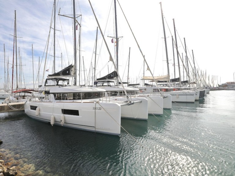 Hire Catamaran Lagoon with a boat licence