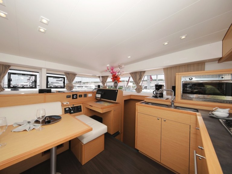 Charter a Lagoon Lagoon 400 S2 in Sukošan on Samboat