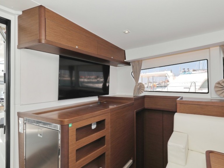 Hire Catamaran Lagoon with a boat licence