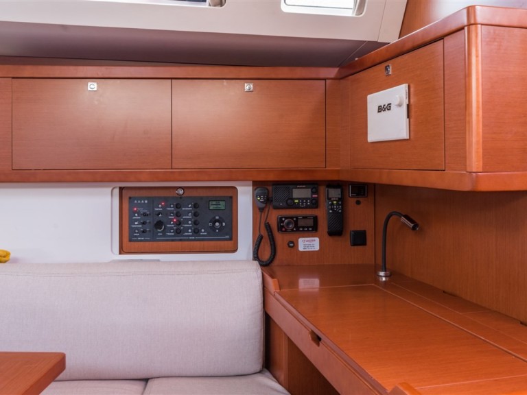 Yacht hire Split cheap Oceanis 45