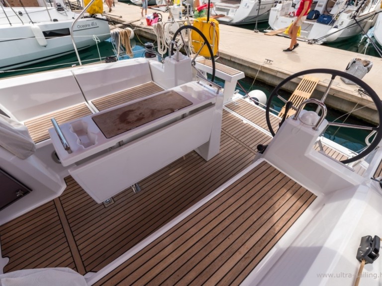 Sailboat hire in Split - Bénéteau Oceanis 35.1