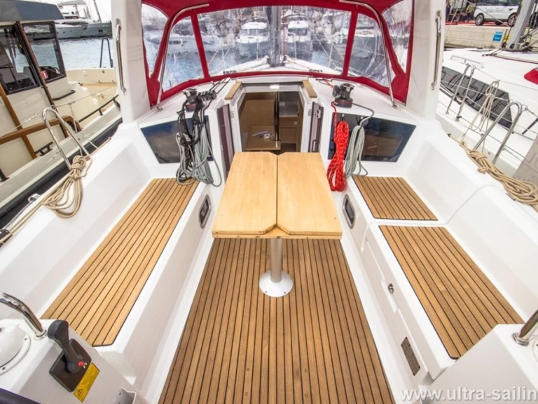 Charter a Bénéteau Oceanis 35 in Split on Samboat