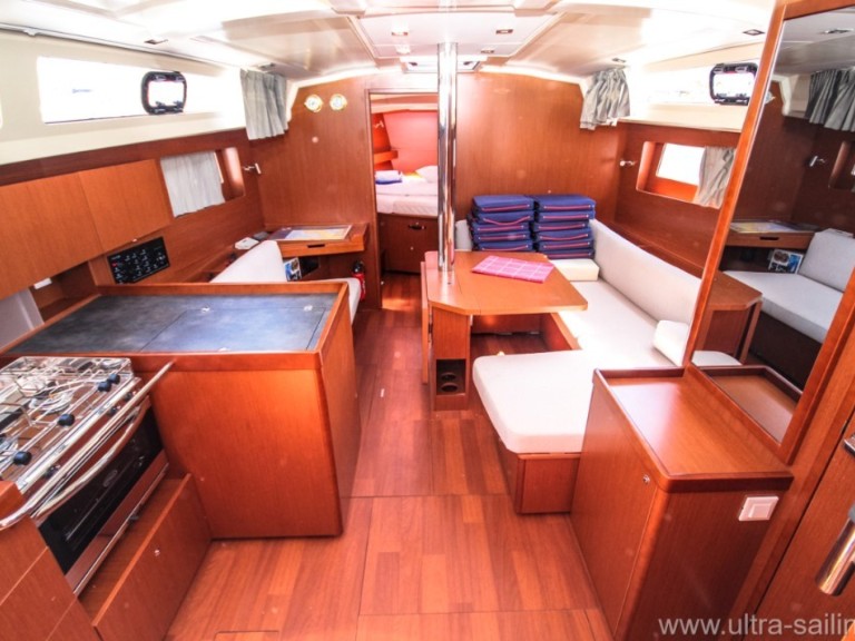 Hire Sailboat with or without skipper Bénéteau Pomer