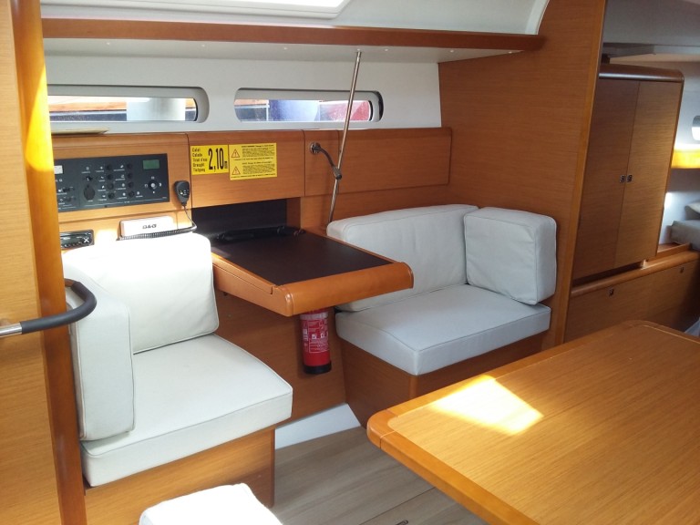 Hire Sailboat with or without skipper Jeanneau Marina de Palamós