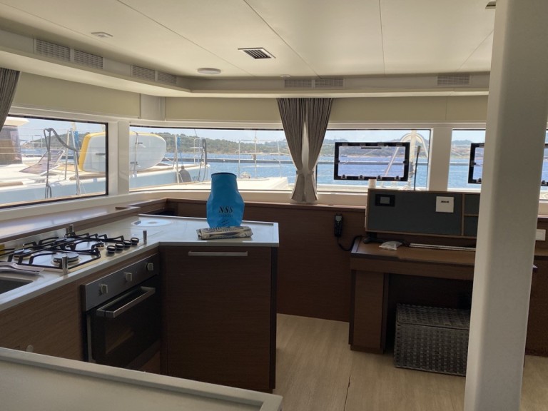 Hire Catamaran Lagoon with a boat licence