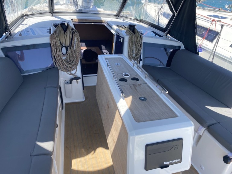 Sailboat to hire Cugnana Verde at the best price