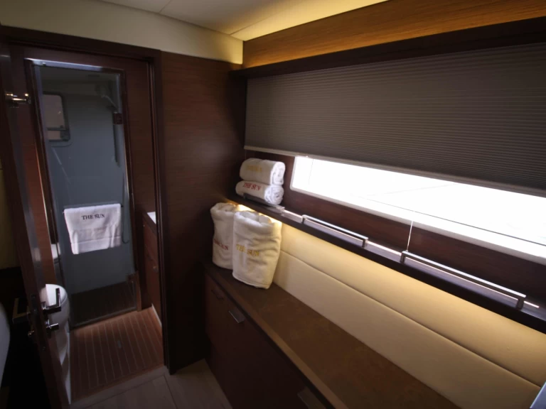 Hire a Lagoon Lagoon 620 Marigot