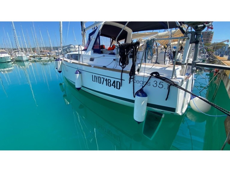 Charter a Bénéteau Oceanis 35.1 in Castiglioncello on Samboat