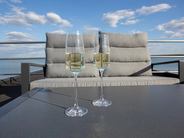 Hire Canal boat FLOATING with a boat licence