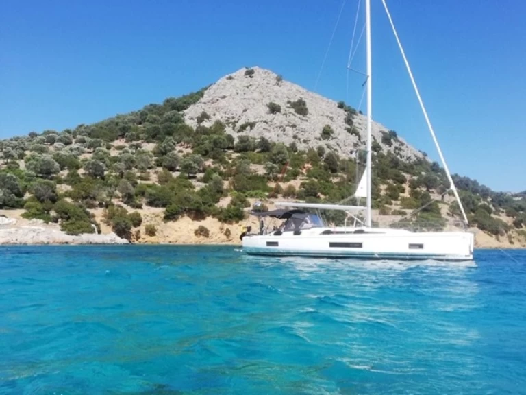 Sailboat to hire Alimos at the best price