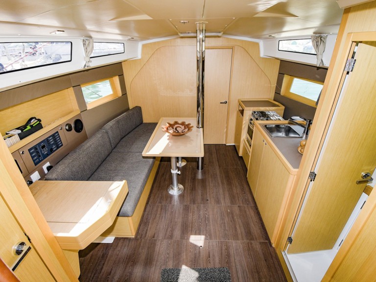 Yacht hire Sitges cheap Oceanis 38