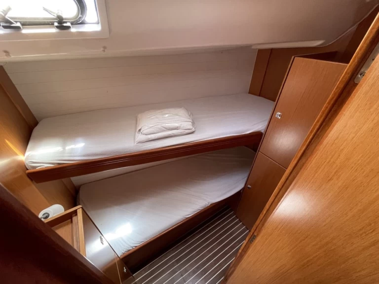 Hire Sailboat Bavaria with a boat licence