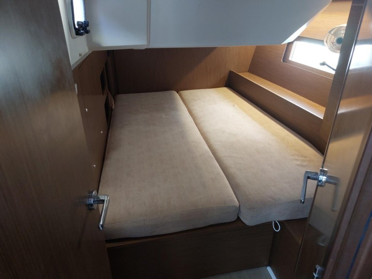 Bénéteau Oceanis 46.1 charter bareboat or skippered in  Lávrio