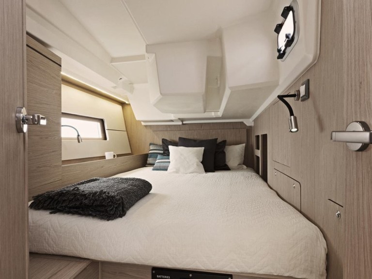 Charter a Bénéteau Oceanis 46.1 in Alimos on Samboat