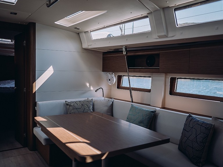 Sailboat to hire Lávrio at the best price