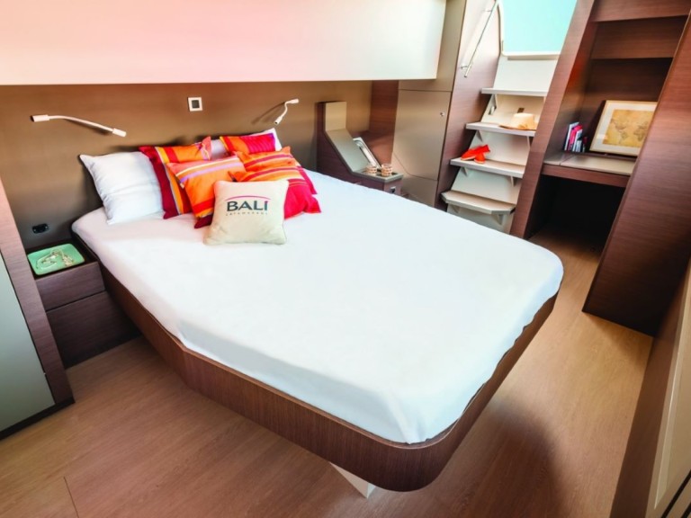 Catamaran to hire Saint George's at the best price