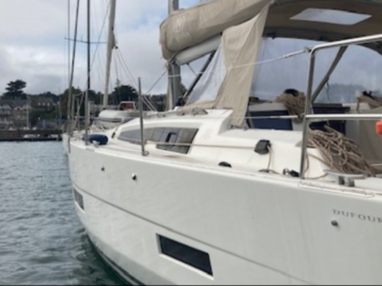 Sailboat hire in La Trinité-sur-Mer - Dufour Dufour 390 Grand Large