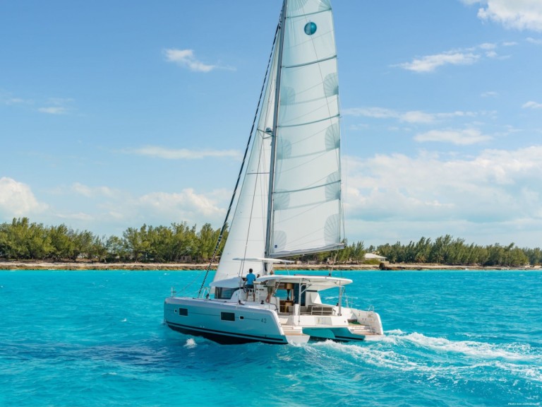 Hire Catamaran Lagoon with a boat licence