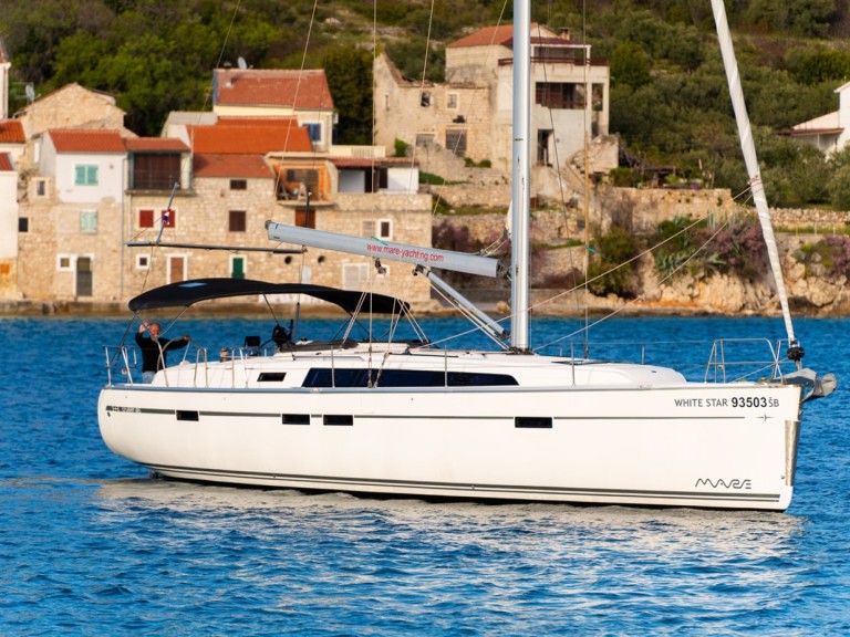 Hire Sailboat Bavaria with a boat licence