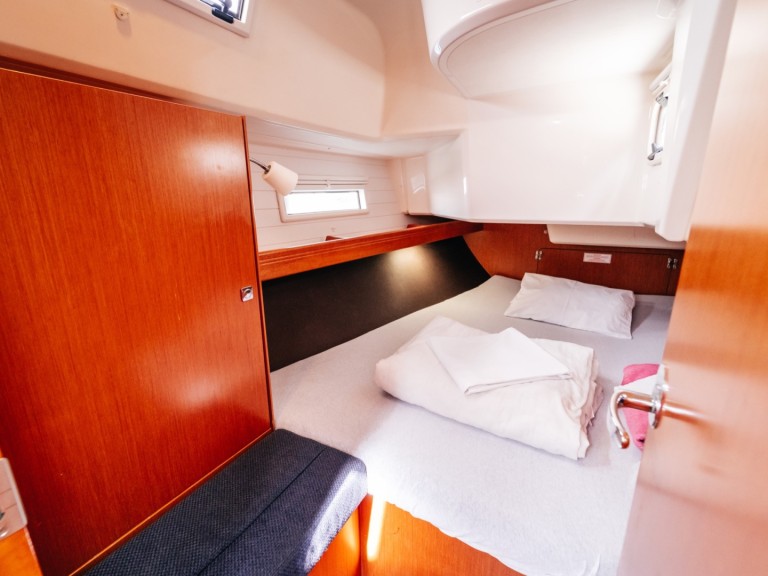 Charter a Bavaria Cruiser 37 in Betina on Samboat