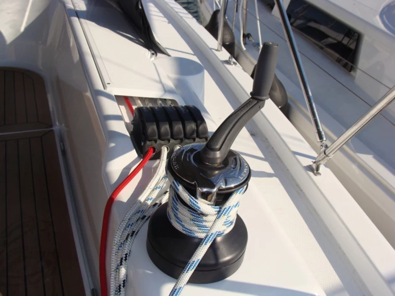 Sailboat to hire Alimos at the best price