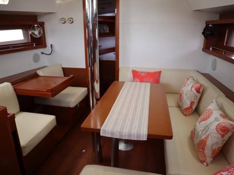 Hire Sailboat Bénéteau with a boat licence