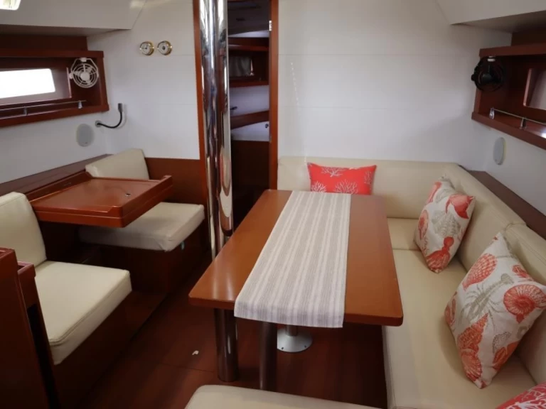 Hire Sailboat Bénéteau with a boat licence