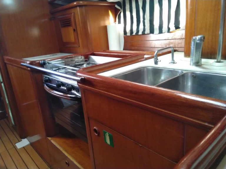 Hire a Bénéteau Oceanis 411 Clipper Alimos