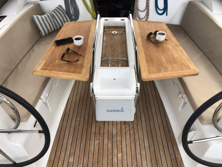 Hire a Jeanneau Sun Odyssey 419 - 3 cab. Alimos