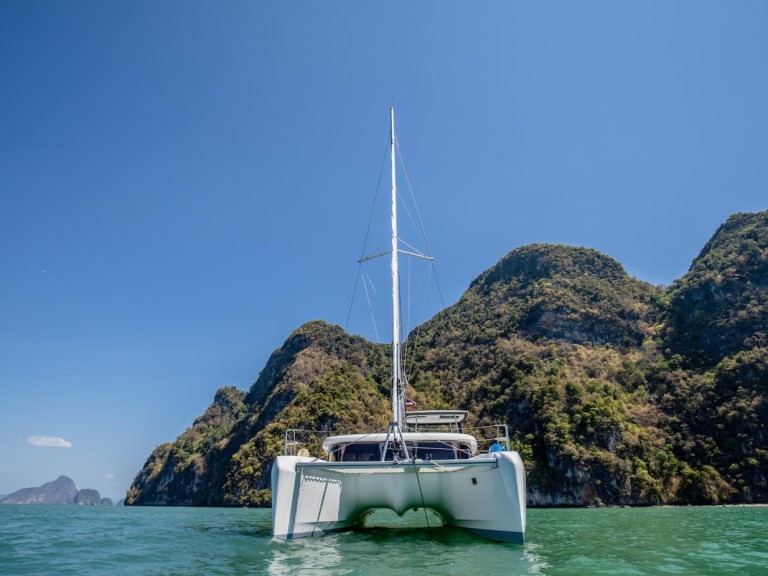 Hire Catamaran Lagoon with a boat licence