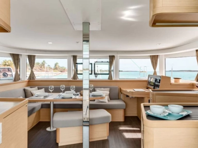 Hire Catamaran Lagoon with a boat licence