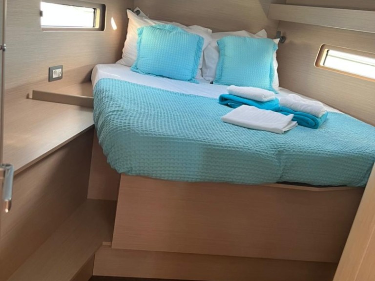 Sailboat to hire Alimos at the best price