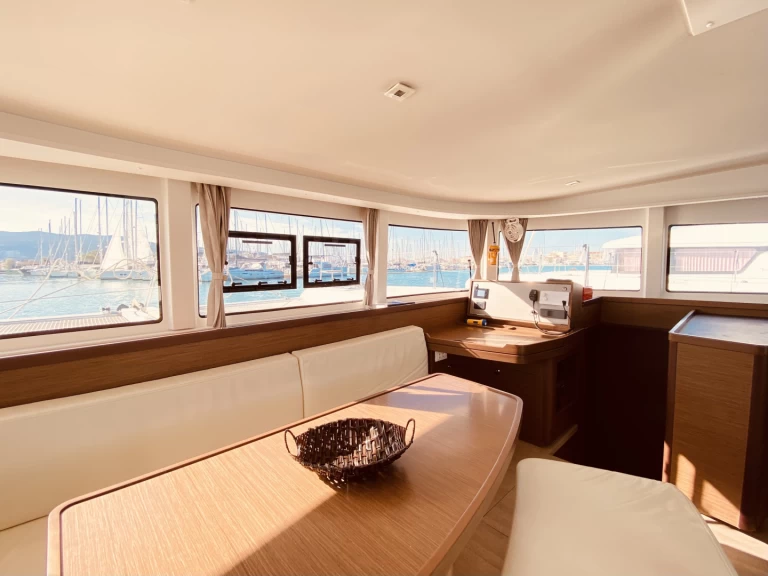 Catamaran to hire Lefkáda at the best price