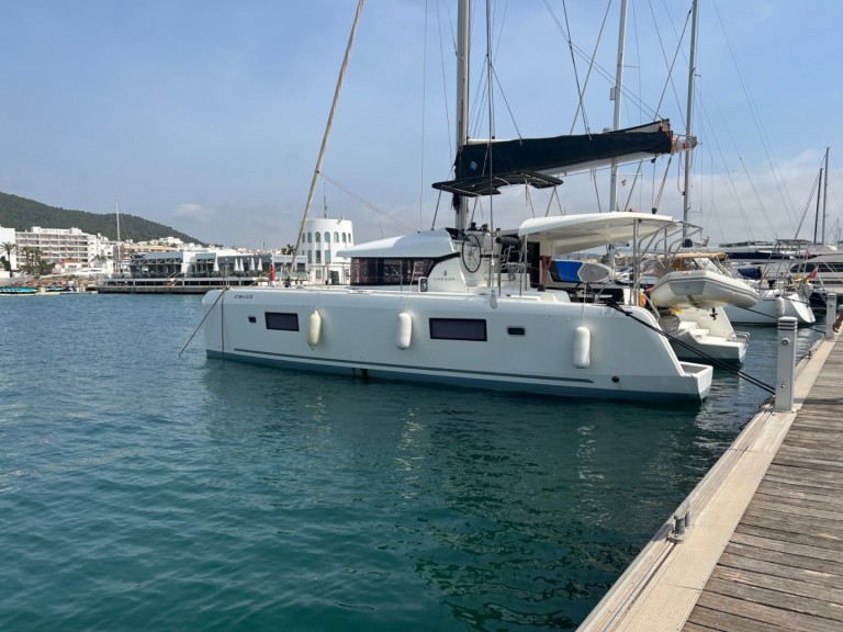 Hire Catamaran Lagoon with a boat licence