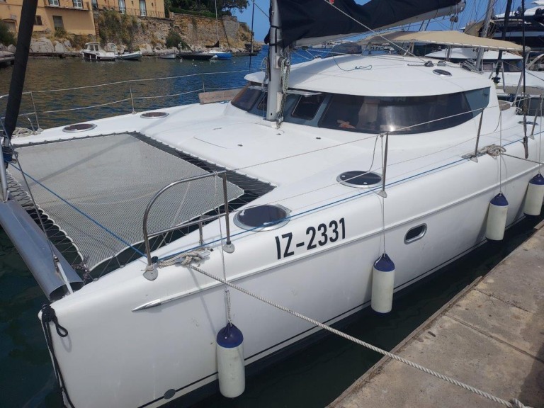 Catamaran hire in Izola - Fountaine Pajot Lavezzi 40