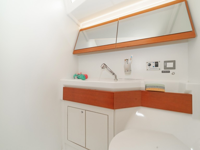 Hire Sailboat with or without skipper Bénéteau Alimos