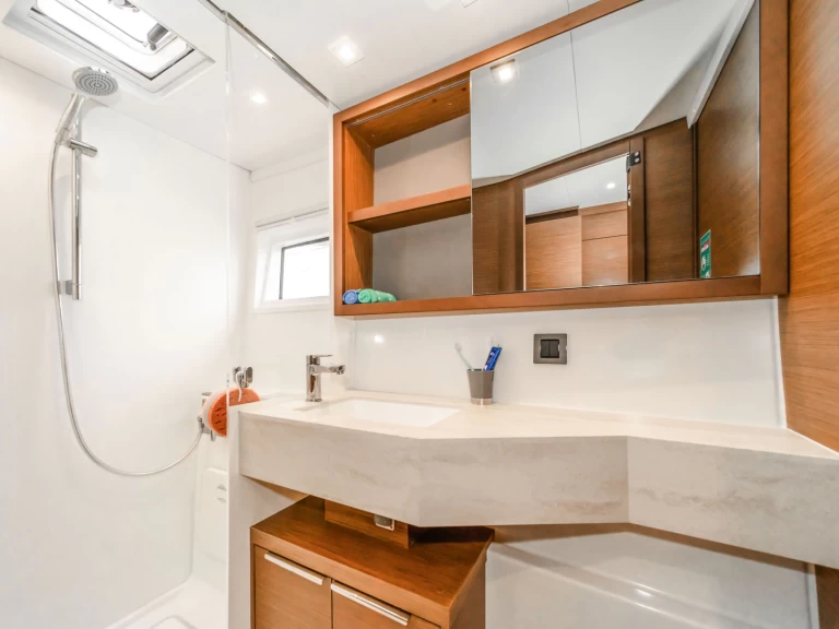 Hire Catamaran Lagoon with a boat licence