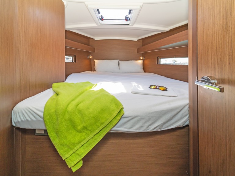 Hire a Bénéteau Oceanis 40.1 Alimos